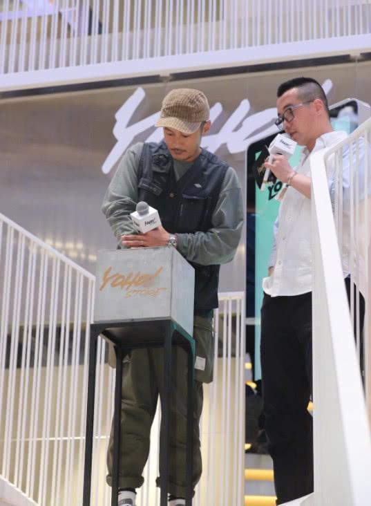 余文乐难得晒老婆靓照，四字配文含义颇深，这是啥情况？