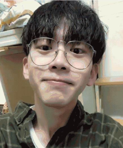 终于明白费启鸣为啥爱抿嘴笑了！他的下巴其实有点一言难尽啊