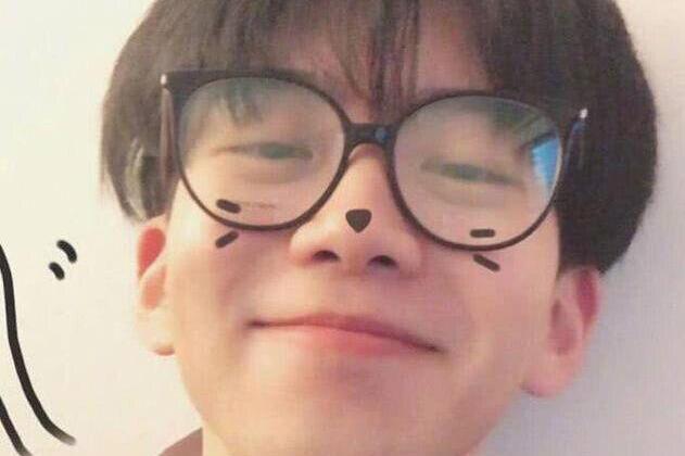 终于明白费启鸣为啥爱抿嘴笑了！他的下巴其实有点一言难尽啊