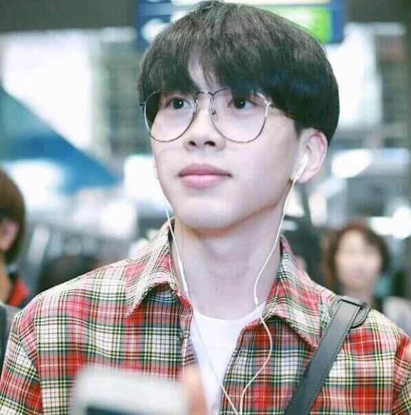 终于明白费启鸣为啥爱抿嘴笑了！他的下巴其实有点一言难尽啊