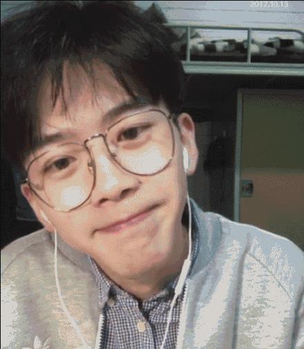 终于明白费启鸣为啥爱抿嘴笑了！他的下巴其实有点一言难尽啊