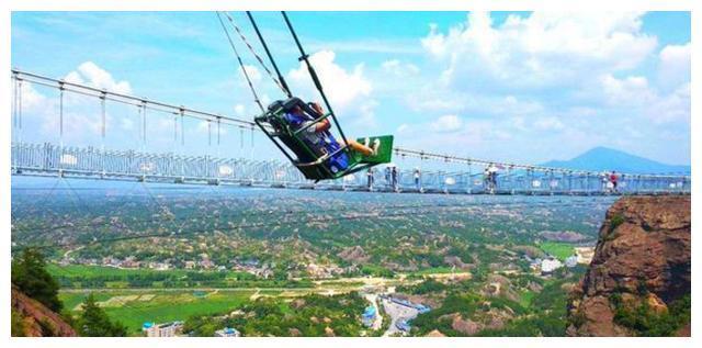 中国境内有一个“悬崖秋千”,有32层楼高,你去玩过吗