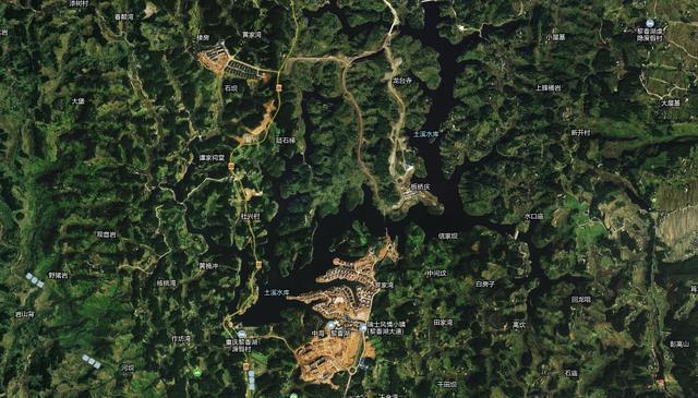 重庆南川区靠近主城一个镇，有充满诗意的人工大湖，适合拍照休闲