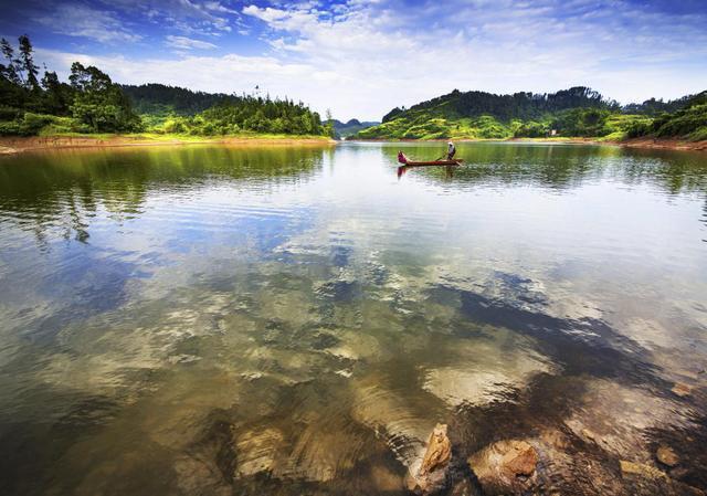 重庆南川区靠近主城一个镇，有充满诗意的人工大湖，适合拍照休闲