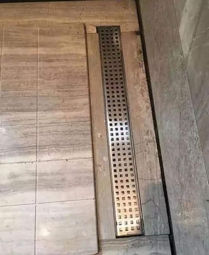 淋浴房地面不要铺瓷砖了,让师傅做个大理石拉槽,既好看又排水快