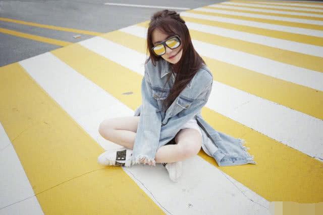 爱撒娇的刘萌萌，拿大号卫衣当裙子穿，就连白宇都无可奈何