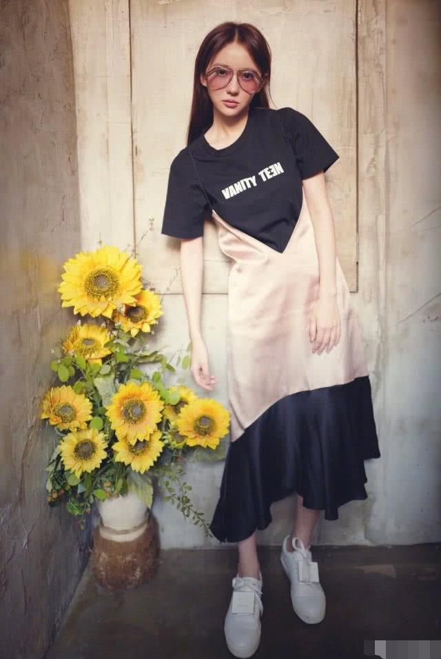 爱撒娇的刘萌萌，拿大号卫衣当裙子穿，就连白宇都无可奈何