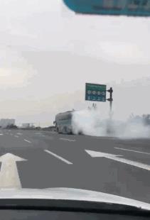 大王爆笑gif趣图：马化腾坐公交车刷的是Q币么