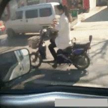 大王爆笑gif趣图：马化腾坐公交车刷的是Q币么