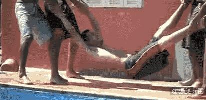 大王爆笑gif趣图：马化腾坐公交车刷的是Q币么