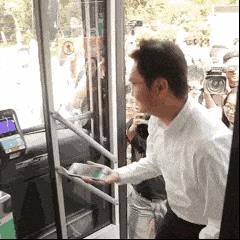 大王爆笑gif趣图：马化腾坐公交车刷的是Q币么