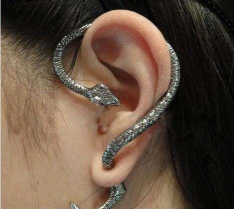 年轻女子抓了活蛇做耳环，知道真相后，很多网友不淡定