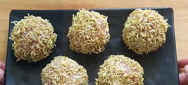 鸡蛋方便面的新吃法，鲜香酥脆，这样做比煮的好吃哦，快试试吧