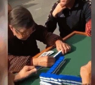齐达内围观中国大妈打麻将，这场面也太意想不到了……