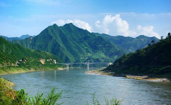 湖北省远安县，因其近瑶而远离京城得名，全国绿色小康县