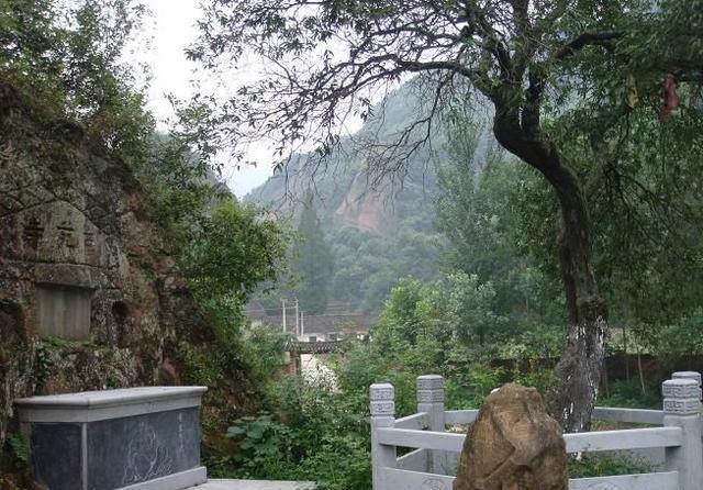 湖北省远安县，因其近瑶而远离京城得名，全国绿色小康县