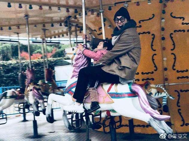 焦恩俊女儿，刘烨女儿，朱亚文女儿，基因强大，颜值出众