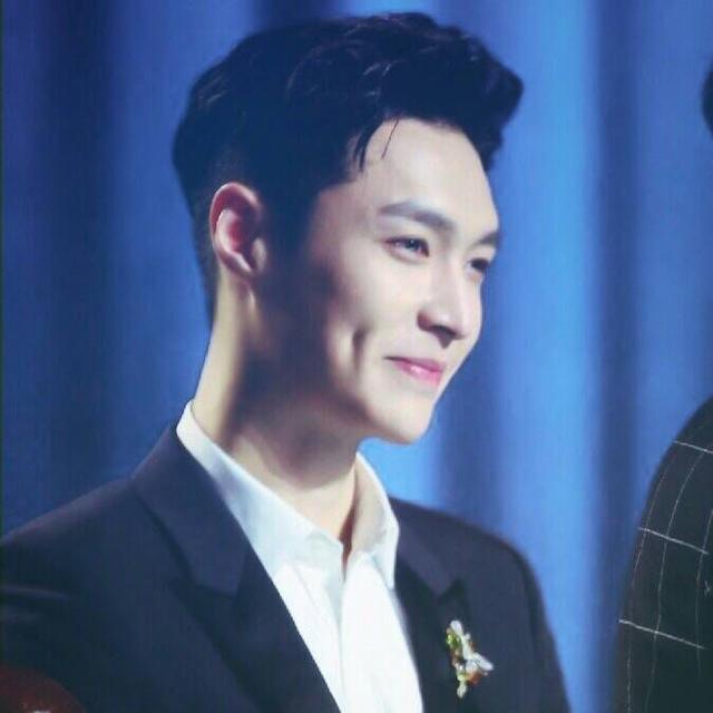 EXO边伯贤发文，带头唯八？张艺兴边伯贤粉丝之间开撕！