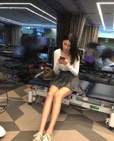 前甩王思聪，后又榨干刘晓宇，网友看到照片后才觉得情有可原！