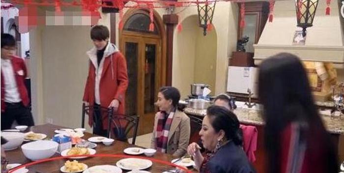 向她叫郭碧婷儿媳妇,而向佐叫郭碧婷老婆!网友:已经是向家人了