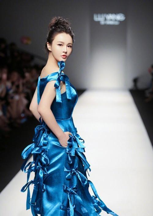 P成超模脸还不够, 还要1.8m大长腿, 冉莹颖招黑堪比沈梦辰!