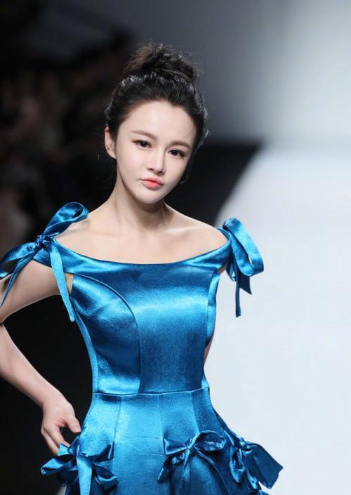 P成超模脸还不够, 还要1.8m大长腿, 冉莹颖招黑堪比沈梦辰!