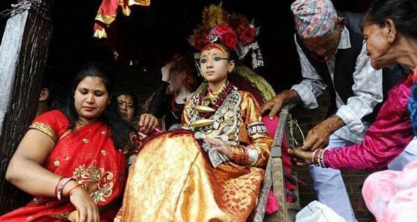 尼泊尔神秘的“活女神”,双脚不能接触地面,国王见了她都得下跪