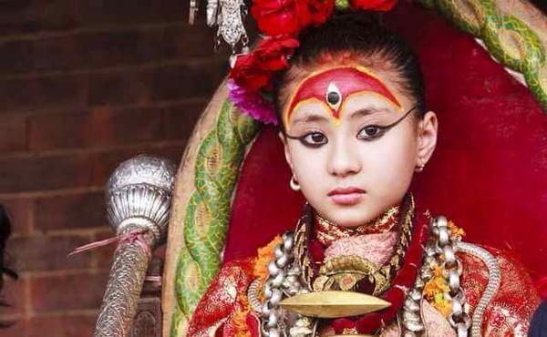 尼泊尔神秘的“活女神”,双脚不能接触地面,国王见了她都得下跪