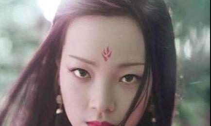 她长相一般，换上古装却令人惊艳又耐看，连热巴娜扎都不是她对手