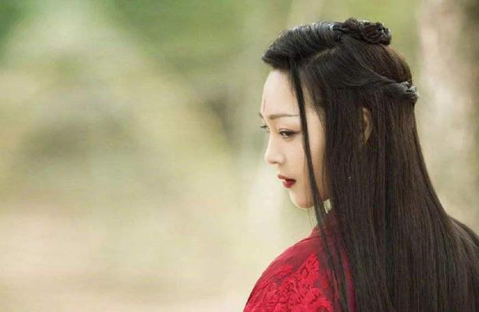 她长相一般，换上古装却令人惊艳又耐看，连热巴娜扎都不是她对手