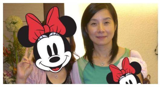 她的银幕初吻给了刘德华,红极一时选择嫁人,如今51岁依旧幸福!