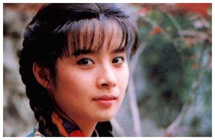 她的银幕初吻给了刘德华,红极一时选择嫁人,如今51岁依旧幸福!