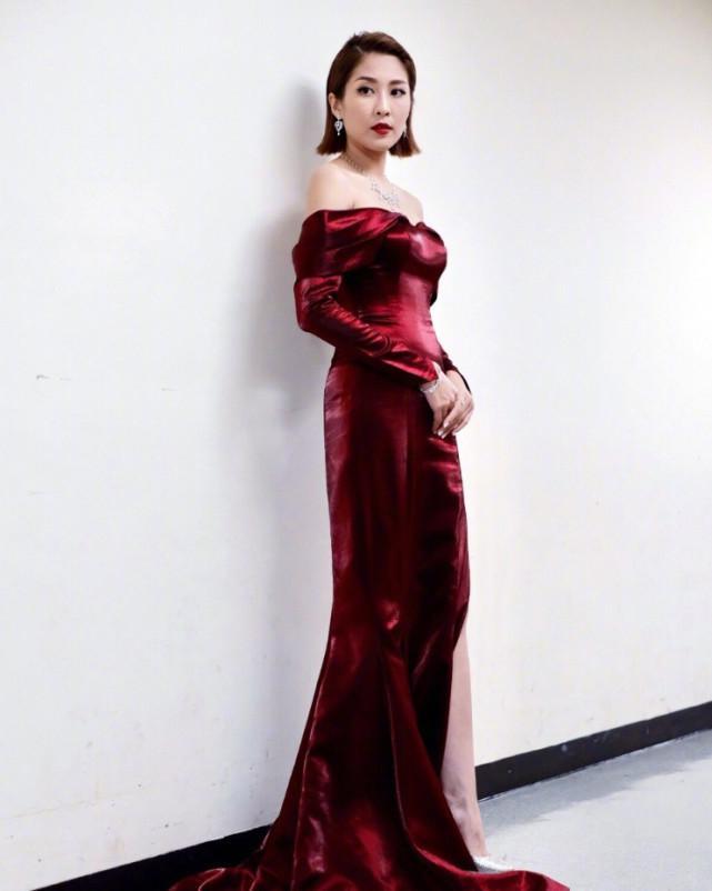 她当众尿失禁,与富商男友相爱10年修成正果,被称香港美腿王后!