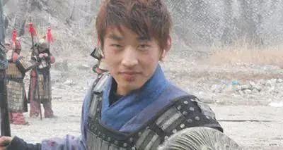 他年仅23岁,却是横店“龙套王”,4年拍5百多部戏依旧没走红