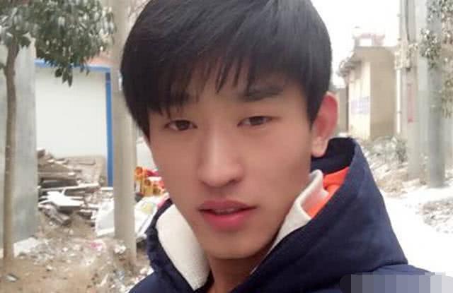 他年仅23岁,却是横店“龙套王”,4年拍5百多部戏依旧没走红