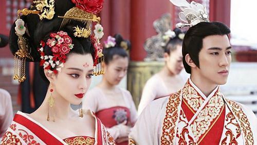 曾与范冰冰有绯闻，如今李治廷选择公开恋情，女友身份背景不简单