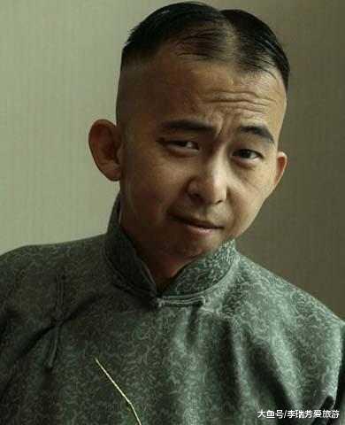 他娶了一个漂亮老婆,身价上亿开着几十万的车!