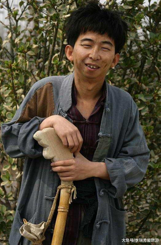 他娶了一个漂亮老婆,身价上亿开着几十万的车!