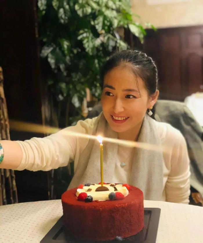 她出道就与王志文搭戏,演《倚天屠龙记》成名,41岁很美却未婚