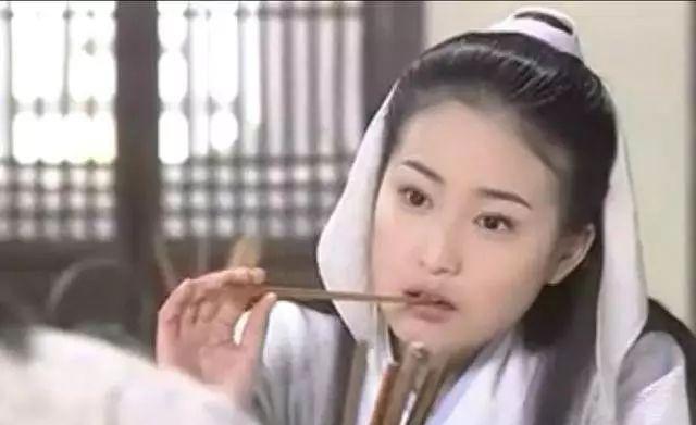 她出道就与王志文搭戏,演《倚天屠龙记》成名,41岁很美却未婚