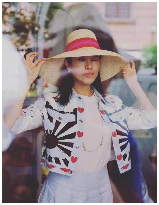 她知名度高却当第三者，参加跑男成低素质嘉宾，今穿红裤袜腿细爆