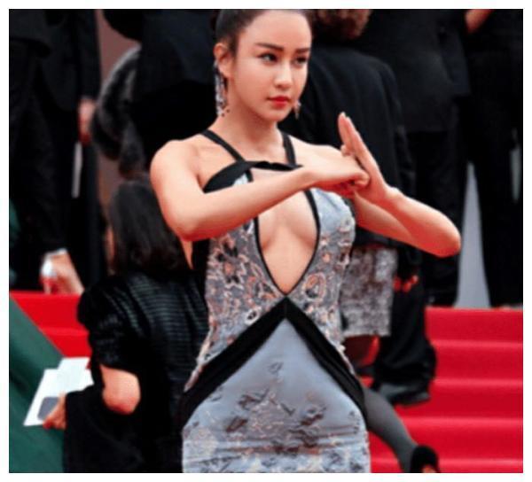 她原本是普通瑜伽老师,被成龙相中后一炮而红