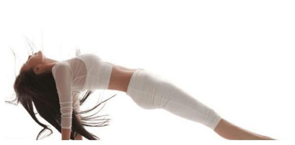 她原本是普通瑜伽老师,被成龙相中后一炮而红