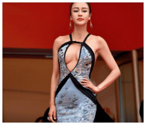 她原本是普通瑜伽老师,被成龙相中后一炮而红