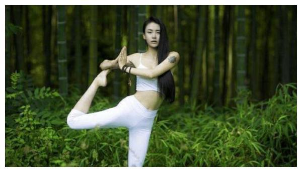 她原本是普通瑜伽老师,被成龙相中后一炮而红