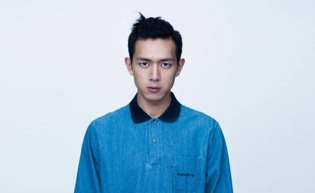 他被同性高层骚扰雪藏,如今凭《亲爱的,热爱的》大火