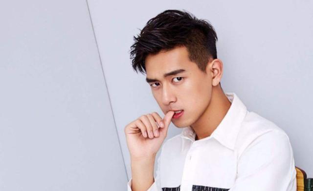 他被同性高层骚扰雪藏,如今凭《亲爱的,热爱的》大火