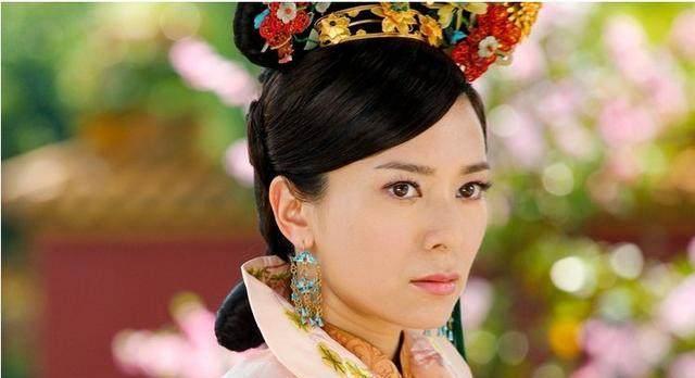 她幼年入宫,31岁嫁康熙为妃,无儿无女却长寿,活到乾隆年间