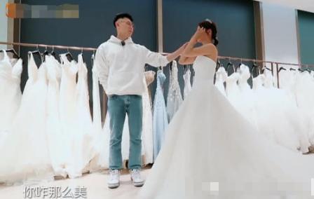 结婚四年张嘉倪第一次穿婚纱,买超看到表情大变,1句话透露想法