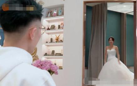 结婚四年张嘉倪第一次穿婚纱,买超看到表情大变,1句话透露想法